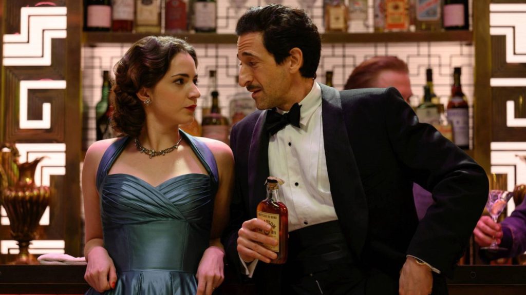 Adrien Brody interpreta Leo Köpernick, il regista che vuole mettere in scena Agatha Christie