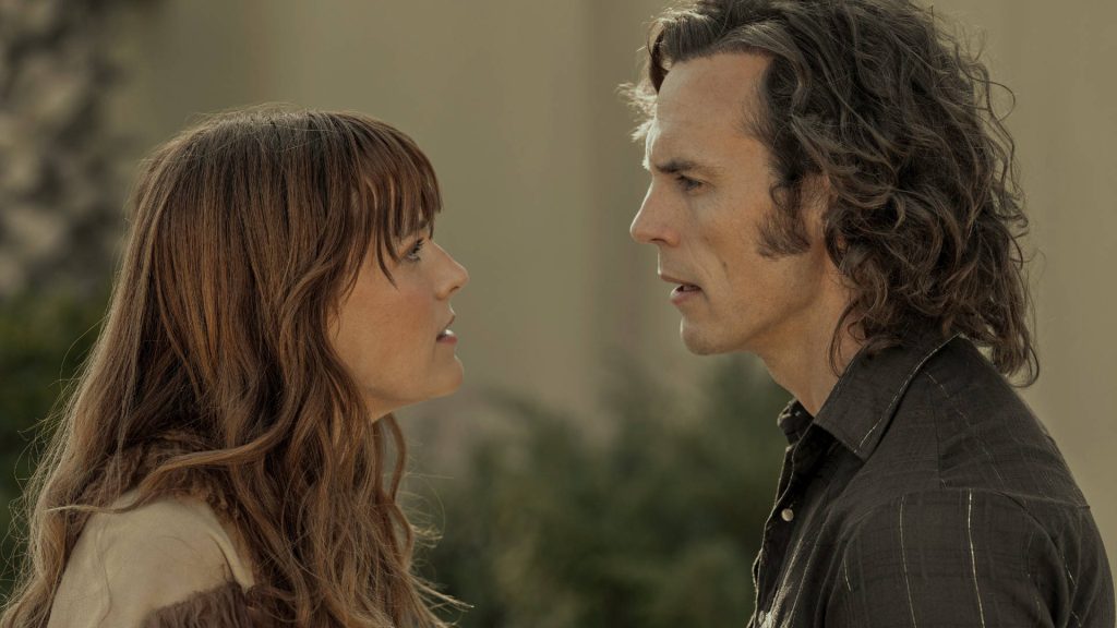 Riley Keough e Sam Claflin interpretano rispettivamente Daisy e Billy