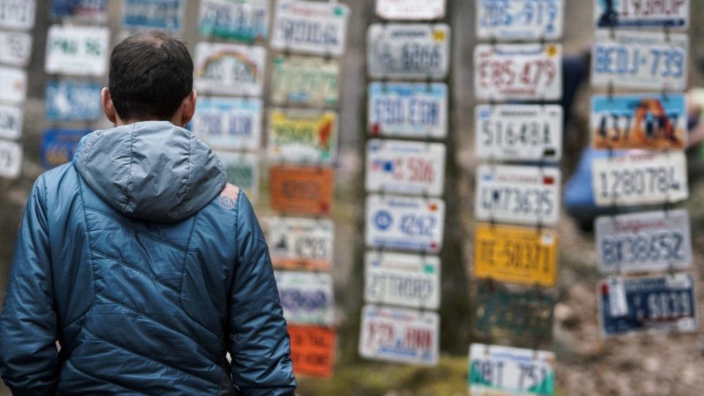 James Elson davanti alle targhe dei partecipanti alla Barkley Marathons del 2019_Credits Jack Atkinson per La Sportiva