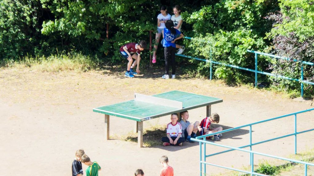 Tomiyasu_Bambini che si riparano dal sole
