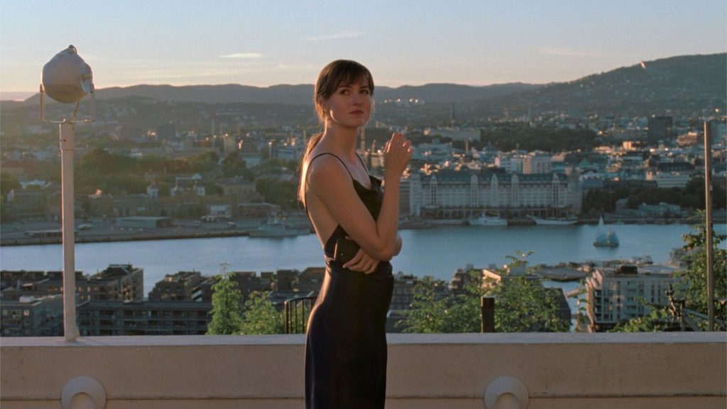 Una delle inquadrature più iconiche del film con la città di Oslo sullo sfondo
