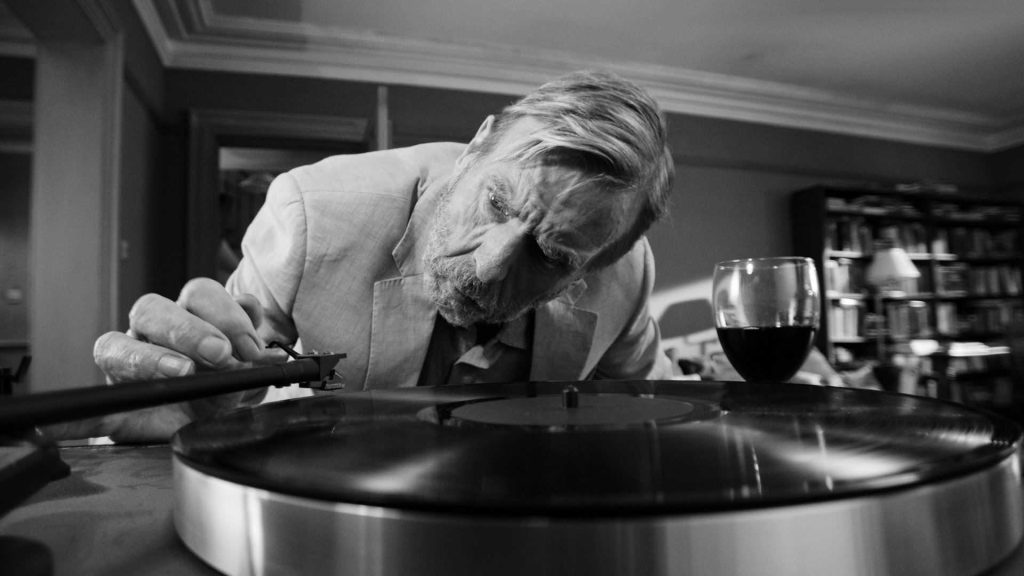 The party - Timothy Spall interpreta Bill in una scena del film