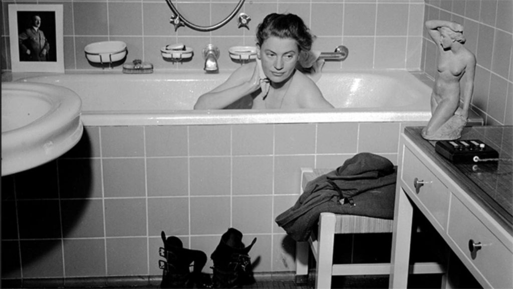 Lee Miller - Da immagine a fotografa - L'iconica fotografia nella vasca da bagno di Hitler